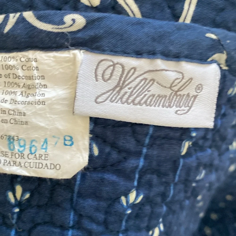 In excellent condition 2 sided quilt and dust ruffle size queen bed cover.